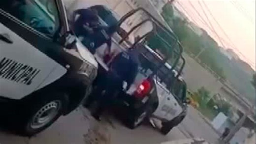 Policía agrede a mujer detenida en Oaxaca