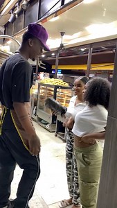 Maria y Alexandra nos llevan la comida donde estamos trabajando | Los Cheveres