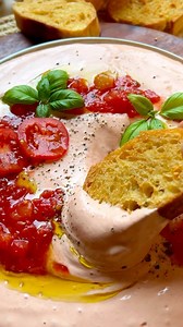 ANZEIGE | Tomaten Frischkäse Dip Guten Abend zusammen, heute habe ich einen leckeren Tomaten Frischkäse Dip zubereitet. Dazu gibt’s geröstetes Knoblauchciabatta. Egal, ob zu einem TV Abend oder zu einer Party. Dieser Dip kommt immer gut an. Ich habe die Produkte von ORO di Parma verwendet. ORO di Parma verwendet ausschließlich aromatische Tomaten aus der Region Parma - das schmeckt man auch. Hier das Rezept: Zutaten: 1 Dose stückige Tomaten von @orodiparma 300g Frischkäse 1 TL Oregano Olivenöl 2
