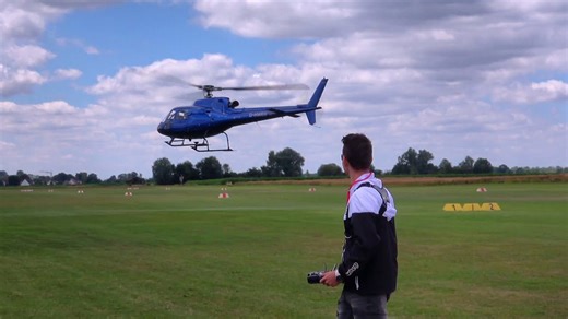 Schau, wie dieses Modell eines Airbus H125 wie das echte fliegt