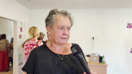 [TROGIRSKI OTOK DRVENIK VELIKI DANAS JE BIO CENTAR HRVATSKE] Na otoku Drveniku Velikom danas je upriličena svečanost početka nastave u školi koja je otvorena nakon 17 godina i koju pohađaju dvije učenice. Jedna prvašica i četvrtašica. Svečanosti su nazočili župan Blaženko Boban, u ime osnivača O.Š. Majstora Radovana u Trogiru čije je odjeljenje razred u prostorijama MO na Drveniku, Tomislav Đonlić, pročelnik Županijskog ureda za školstvo, Zorana Bakula, ravnateljica Majstora Radovana, Ante Bilić
