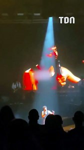 Le chanteur Amir affirme que des individus lui auraient retiré sa mezouza à Paris, juste avant son