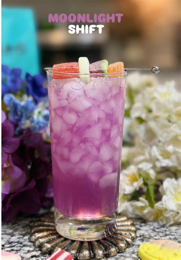 🌙✨ Moonlight Shift Cocktail 💜 A mesmerizing color-changing cocktail that transforms from cool blue to dreamy lavender right before your eyes. Smooth vodka, bright citrus, and a little sparkling magic in every sip. 🌙💫 🥂 Recipe (Collins Glass) 🧊 Fill glass with mini ice 🍸 2 oz vodka 🫖 2 Oz Butterfly pea tea 🍋 ½ oz fresh lemon juice (watch the color shift!) 🥤 2 oz sprite ✨ Garnish: MUMS Swedish candy @Mums - The Swedish Candy Co. #DrinkRecipe #EasyDrinks #RefreshingDrinks #creatorsearchin