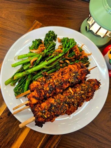 Hot honey garlic chicken skewers in air fryer | Stir fried garlic broccolini | Perfect for this freezing cold 🥶 🙈. I did this for meal prep so I didn't have to go to the kitchen next day 😁. Enjoy with my famous coconut rice 😌 ❄️ All my written recipes along with calorie counts,shopping lists and step by step instructions are in my recipe app(link is in my bio) 🫶 . . . Ingredients for Chicken Skewers: 1 kg chicken breast or thigh, cut into small cubes 1 tbsp garlic granules 1 tbsp onion gran