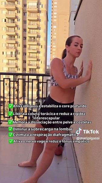Gire seu tronco e perceba isso. A região torácica — entre as escápulas e costelas — é onde seu corpo mais acumula tensão. Não só muscular, mas emocional. Quando a coluna torácica está rígida, você respira mal, carrega tensão na lombar e sobrecarrega o sistema nervoso. É por isso que o sufoco, o cansaço mental e a irritação muitas vezes têm base física — e não só emocional. O movimento de rotação com os pés fixos no chão ativa os oblíquos, cria dissociação entre pelve e costelas, e expande a caix