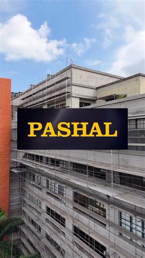 Pashal | Locadora de Equipamentos para Obras on Instagram: "Engenharia aplicada para superar desafios reais de obra 🏗️ | Na revitalização das fachadas da Faculdade Anhembi Morumbi, a execução exigiu uma solução técnica precisa para garantir acesso seguro em áreas com avanço em balanço de aproximadamente 2 metros ao longo da edificação. Para viabilizar a continuidade vertical do acesso sem comprometer a estabilidade do sistema, a PASHAL aplicou o sistema de andaime multidirecional, configurado c