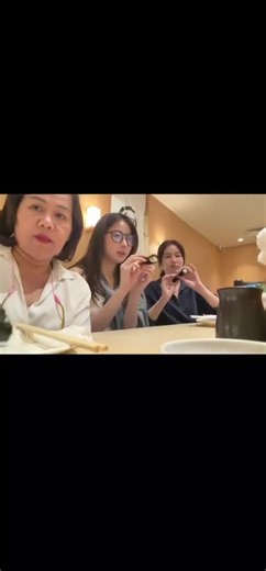 Yoko enjoying a lovely meal in the city with her mom and her dear friend G #apasraa #yobiesalwayssupportyoko 👨‍👩‍👦‍👦🫂 ♥️🤗🫧