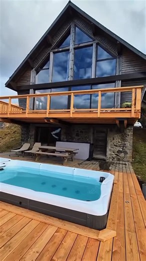 Chalet L’Anorak Super Besse | #superbesse 🌄 Un spa de nage d’exception au cœur du Massif du Sancy Le Chalet l’Anorak est un chalet haut de gamme situé à Super Besse,... | Instagram
