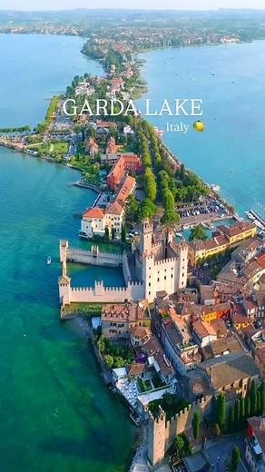 🤩 GARDA LAKE, ITALY 🤩 🌅 Sul Lago di Garda ogni giornata ha il suo momento perfetto 😍 Passeggiate sul lungolago, borghi da scoprire e panorami che non stancano mai 💙 Hai già scelto la tua prossima tappa? 📹 Video stupendo di @giorgioteti #VisitLagoDiGarda | Visit Lago di Garda