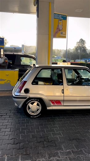 Plongez dans l’univers des youngtimers avec cette légende de la route : la Renault 5 GT Turbo, boostée à 100 octanes pour des sensations pures ! 😎 Tout le reste n’est que routine… Si vous êtes fan de turbos mythiques des années 90, comme la Peugeot 205 GTI ou la Fiat Uno Turbo, cette vidéo va vous faire vibrer. Quels sont vos souvenirs avec ces bolides ? Commentez ci-dessous, likez si vous adorez, et suivez-moi pour plus de pépites automobiles ! 🚀 #R5GTTurbo #Renault5GTTurbo #Youngtimer #Anni9