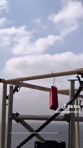 US Tomahawk Missiles Capture Dramatic Moment Over Merchant Vessel
