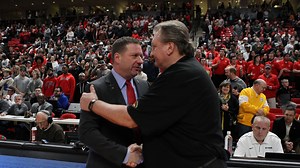 Chris Beard fist-bumps Bob Huggins mid-tantrum after ejection from Texas Tech-WVU game