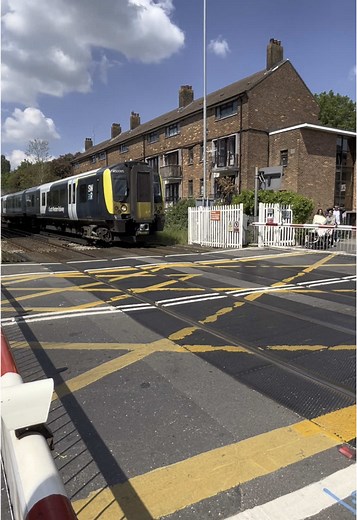 450085, 450025 & 450046 departing & arriving cosham train station #southerntrains #cosham