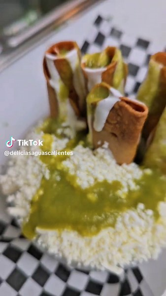 Flautas Bañadas en Salsa Verde: Un Delicioso Placer