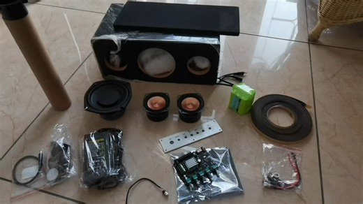 是否厌倦了传统音箱的笨重杂乱，又舍不得牺牲音质？重新定义小空间Hi-Fi。小，是它的体积； 大，是它的野心【自主设计一体式2.1音箱】把音乐会装进你的桌面。