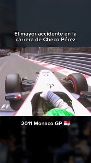 Tu Mundo F1 on Instagram: "Durante la clasificación del GP de Mónaco 2011, Checo Pérez venía volando en uno de los fines de semana más brillantes de su joven carrera. Todo parecía bajo control… hasta que perdió el coche en la salida del túnel y su Sauber impactó violentamente contra las barreras. El silencio fue inmediato, y el mundo de la F1 contuvo la respiración. Aquel accidente no solo fue uno de los más duros que se recuerdan en Mónaco, también marcó un antes y un después para Checo. Salió