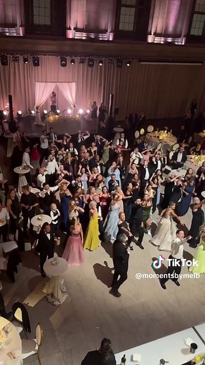 This might have been my fav moment so far as a #weddingcontentcreator 😭 I’ve always wanted to witness a flash mob ✅ so happy to have caught this!! WEDDING PLANNER @myriadesetco 👏🏻👏🏻👏🏻 Bride @Katherineamoros #weddingcontentcreator #weddingcontentcreation #weddingdaycontentcreator #weddingtiktok #weddingvibes #flashmobwedding #flashmobdance #flashmob