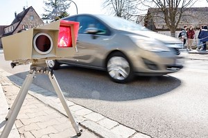 Fiese Blitzer: In diesen Bundesländern darf er direkt hinterm Ortsschild stehen