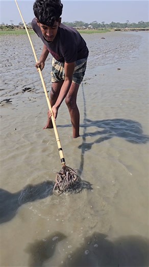 Techniques for catching red snapper with a fishing rod across the river in front of the canal