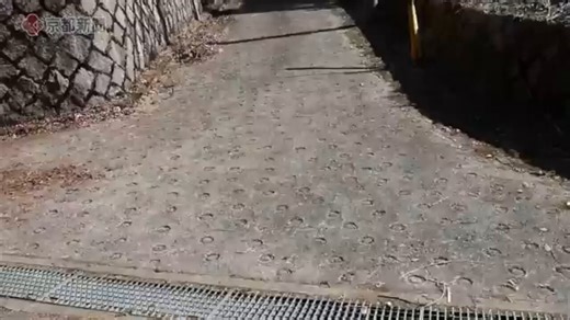 京都・男児行方不明近隣住民：あの子にお父さんがいることは、ニュースで初めて知りました。詳しい事情はわからないけど、おばあさんに支えられながら、お母さんが女手ひとつで育てているもんだと思っていました  （NEWSポストセブン）知人：母親は東京で美容師をしていたが離婚して、今は工場勤務、そこで今の夫と出会い、昨年12月に再婚した工場関係者：昨年12月に結婚したと聞き驚いた知人：義父は行方不明になった23日の朝、職場に「家でゴタゴタありまして、今日は休ませて頂きます」 と連絡（文春）京都府警は4月8日朝から約30人態勢で安達結希さんの捜索を行った（京都新聞）（動画ソース：京都新聞）