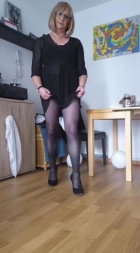 crossdresser in Nylons 😁