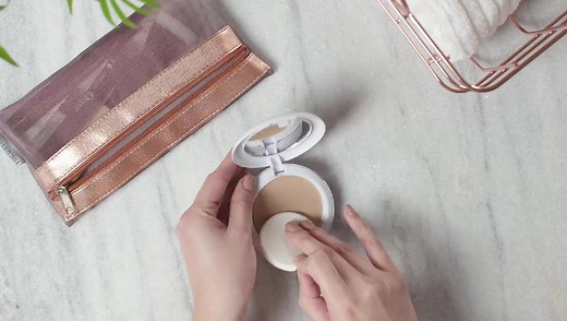 Além de ser seu aliado para reforçar a proteção solar durante o dia, Ensolei Compact Color FPS 50 é uma base multifuncional que protege contra os efeitos da radiação UV, da luz visível e ainda confere uma cobertura leve e natural que disfarça imperfeições. #ConsulteSeuDermatologista Compre aqui: http://bit.ly/2V5tBwl | Profuse