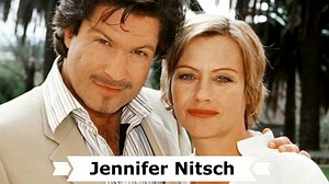Heute wäre der 57. Geburtstag der deutschen Schauspielerin † Jennifer Nitsch (* 10. Dezember 1966 in Köln; † 13. Juni 2004 in München). Die Managerstochter Jennifer Nitsch, deren Eltern sich um 1968 trennten, besuchte das Pädagogium Godesberg und absolvierte nach dem Abitur eine Ausbildung als Kostümbildnerin. Nach ersten Karriereschritten als Bühnenassistentin beim WDR entschied sie sich für den Schauspielberuf und besuchte eine Schauspielschule. Sie begann mit kleinen Rollen in Fernsehserien u