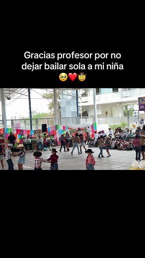 Niña bailando sola y maestro entra a bailar: ¿quién es el sujeto?