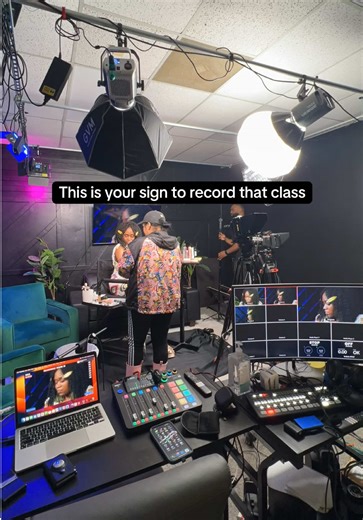 POV: This is your sign to record that class 🎥📚 If you’re already putting the work into teaching, training, or hosting workshops, don’t let that value disappear after the room clears out. Recording your class turns one moment into replay value, evergreen content, and an asset you can repurpose across platforms, courses, or future launches. Teach once. Use it forever. MUA Class: @De’ #ContentCreation #OnlineCourses #CreativeStudio #BehindTheScenes #EntrepreneurTips