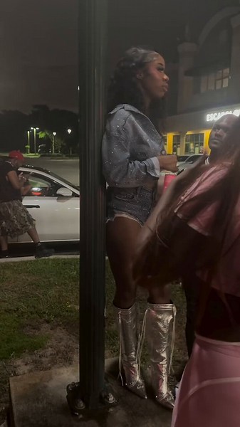 Someone tried búllying Summer from Baddies while she was linked up with Tommie Lee… Summer spent the block and WH00ped her 🤣🤣🤣🤣🤣🤣 it’s a whole lot going on in this video
