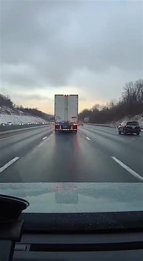 Semi Jackknifes Across Highway, Blocking All Lanes as Cars Slide to a Stop Midwest Interstate — A terrifying chain of events unfolded on a busy highway when a semi-truck suddenly jackknifed across multiple lanes, blocking traffic completely and forcing nearby drivers into evasive maneuvers as tires screeched and vehicles skidded to a halt. Dashcam footage shows the tractor-trailer beginning to lose control as its trailer swings sharply to the left, rotating across the roadway. Within seconds, th