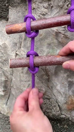 The steps for tying a soft rope ladder knot are clear