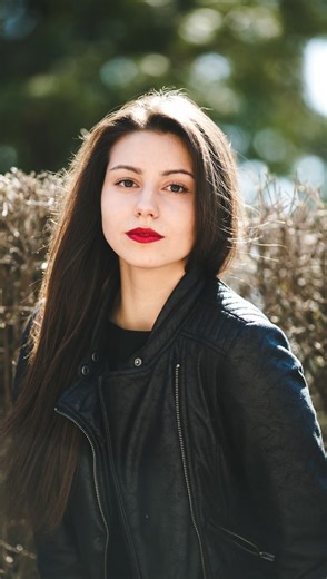 Ankita Sharma on Instagram: "日本利用压电瓷砖将脚步转化为电能。这些瓷砖捕捉来自你脚步的动能。当你行走时，你的重量和动作会对瓷砖产生压力。瓷砖会轻微弯曲，从而产生机械应力。瓷砖内部的压电材料将这种应力转化为电能。每一步都会产生少量电荷，而数百万步结合在一起就能产生足够的电力来驱动LED灯、数字显示屏和传感器。在像涩谷车站这样繁忙的地方，每天大约有240万个脚步为这一系统作出贡献。这些电能可以被储存或立即使用，从而减少对传统电力来源的依赖，并支持可持续的城市基础设施。 这种方法将日常运动转化为实用的可再生能源。 #日本 #知识 #事实 #你知道吗 #推荐 #科技 #创新"