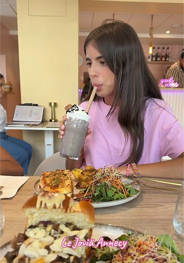 Envie d’un brunch cosy 🌸 et gourmand 😋 sur annecy ? Une seul adresse à retenir ! Le Joviä ❤️ au 16 pl de l’hôtel de ville 74600 Seynod. Nous sommes ouverts du mardi au dimanche de 10h à 17h sans réservation ❌ #brunchannecy #restaurantannecy #brunchhalal #annecy #annecy