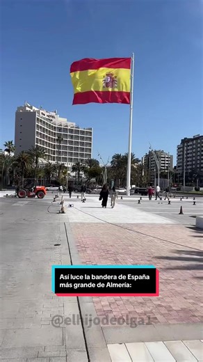 Así luce la bandera de España más grande ubicada en la provincia de Almería, tras la apertura de la primera fase del proyecto Puerto Ciudad Almería. . . 96 metros cuadrados con material 100% reciclado y soportada por un mástil de 25 metros de altura. . . Espacio que se ha convertido en un lugar de fotografía para visitantes y almerienses. . . #banderas #opinion #turismo