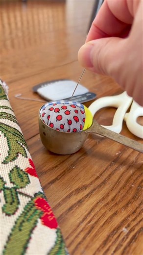 ボロボロの椅子の座面を張り替えリメイク✂️ #リメイク #diy #椅子の張り替え