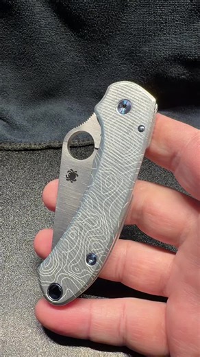 Spyderco Para 3 in S30V with AWT Topo scales. Lightweight, solid in hand, and the compression lock keeps it simple and easy to carry. Clean upgrade from stock. #spyderco #para3 #everydaycarry #edcgear #knifemods