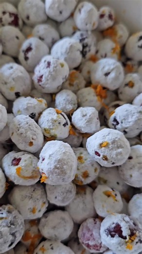 Make powdered sugar cranberries for a pop of sweetness! RECIPE: 1.Soak a bag of cranberries in a orange izze or orange juice for 1 hour. 2. Drain 3. Shake in ziploc bag with 1 1/2 cups of powdered sugar 4. Add orange zest 5. Optional: bake at 350 for 3min | Crafty Morning