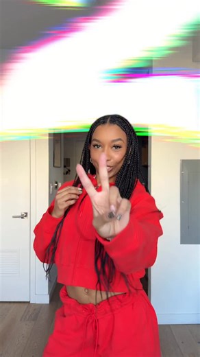 Amiah Brooks on Instagram: "Day 2/30😛 The Clapping transition Tutorial is HERRRREEEEEE👏👏 If you need help revamping your content, I got you! Click the link in my bio and register for my class Jan. 21st!! You’ll learn: Better content ideas ✅ How to monetize ✅ How to be consistent✅ Link in my bio to register 🫶 #tutorial #capcut #socialmediatips #trendingaudio #editing"