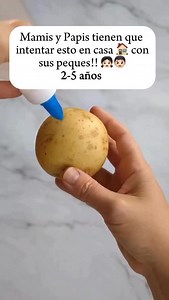 🪴 Enseña a tu hijo acerca de las semillas, el crecimiento de las plantas y la paciencia, todo con una patata y un chispeo de ciencia! ✨ Lo que necesitarás: • 1 patata • Toalla de Papel o envoltura de algodón • Agua • Ojos saltones rotulador • Semillas de chía o alfalfa • Frasco o taza pequeña 🧪 ¿Cómo hacerlo? 1. Envuelve la patata en una toalla de papel húmeda o una tira de algodón. 2. Dibuja una cara y añade ojos saltones. ¡Tu mascota de patata necesita personalidad! 3. Ponlo en la parte supe