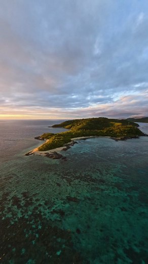 How coral planting works. I’ve always been curious about the process and was surprised to learn it’s easier than expected. This island has planted over 3,000 corals from 25 different species and we were lucky enough to see the coral spawning on our morning dive (last clip). 📍Barefoot Manta, Fiji #travelstories #nature #coralreef #fijiislands