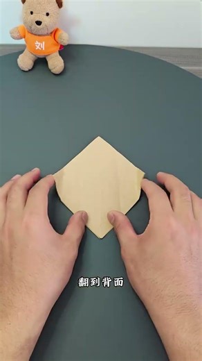 Teach you how to make a very beautiful origami vase. The folding method is simple and beautiful.