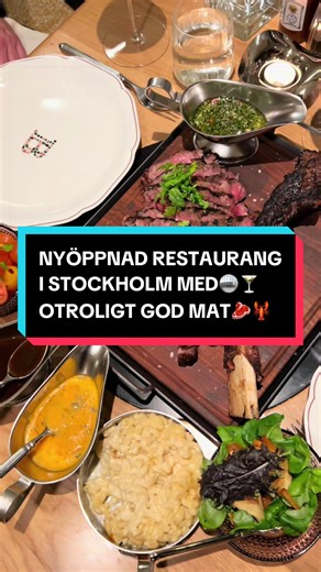 📍Sallys, Stockholm Reklam - Tomahawk, Surf and Turf, Lobster Roll och massa annat gott kan du äta hos den nyöppnade restaurangen Mr Bronck🦞🥩🔥 i restaurangen möts du av stilren inredning, öppet kök med rykande grillar och skön stämning! Tips är att börja eller avsluta kvällen på deras bar Sally 🪩🍸 Här grillas kött, fisk och skaldjur över öppen eld - vi åt bland annat Lobster Roll, Tomahawk, Surf and Turf och massa massa gott som ni hittar på deras genomtänkta meny som gör det här till en ri
