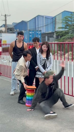 Unite against line cutters | MUSCLE MAN | #namphuong #muscleman #funny #shorts #hero #kindness