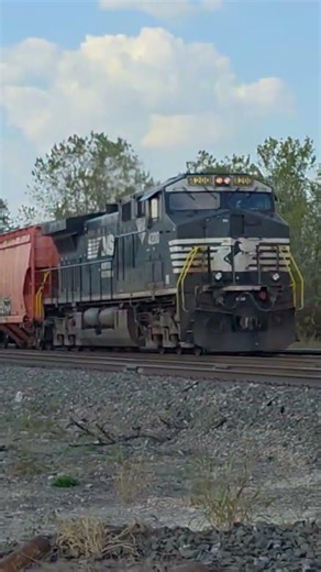 NS AC44C6M in Northwood OH Oct 4, 2025 #norfolksouthern #railroad #railfan #train #ac44c6m