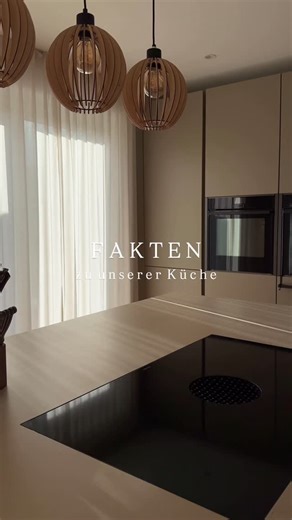 Jenny | Interior & Hausbau RealTalk on Instagram: "Ihr fragt mich so oft nach unserer Küche, also habe ich euch endlich ein Video mit allen Fakten erstellt 🫶✨ Ich hoffe, es hilft euch beim Planen, Träumen oder einfach nur Stöbern! Hier die wichtigsten Infos aus dem Video: • Make: Häcker • Serie: Concept 130 • Fronten: L in Umbra, Insel in Crema-Magnolie • Arbeitsplatten (Dekton): L in Cement Dark Grey Velvet, Insel in Danae • Maße: 13 qm | L: 4 × 4,30 m | Insel: 1,20 × 2,15 m • E-Geräte: Neff B