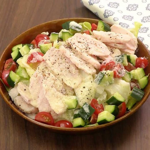 簡単和えるだけ！ サラダチキンのパルメザンサラダのレシピ動画・作り方 | デリッシュキッチン