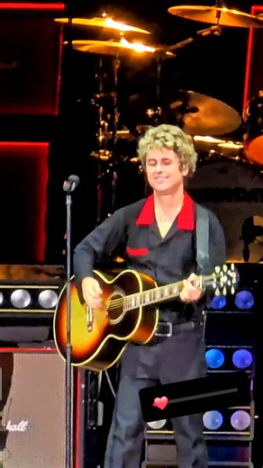 Billie Joe Armstrong performing Good Riddance (Time of Your Life) at Green Day's Petco Park show, in San Diego, California 🎥 jv_astudillo #greenday #billiejoearmstrong #trecool #mikedirnt | Green Day Italy - Italian Rage and Love