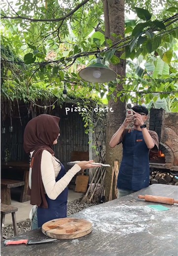 Making Pizza: A Romantic Date Idea