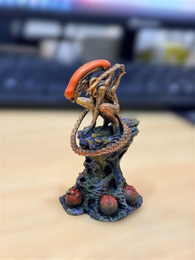 Handcrafted Alien Horror Figurine | Sci-Fi Resin Monster Sculpture | Gothic Fantasy Collectible Decor Gift